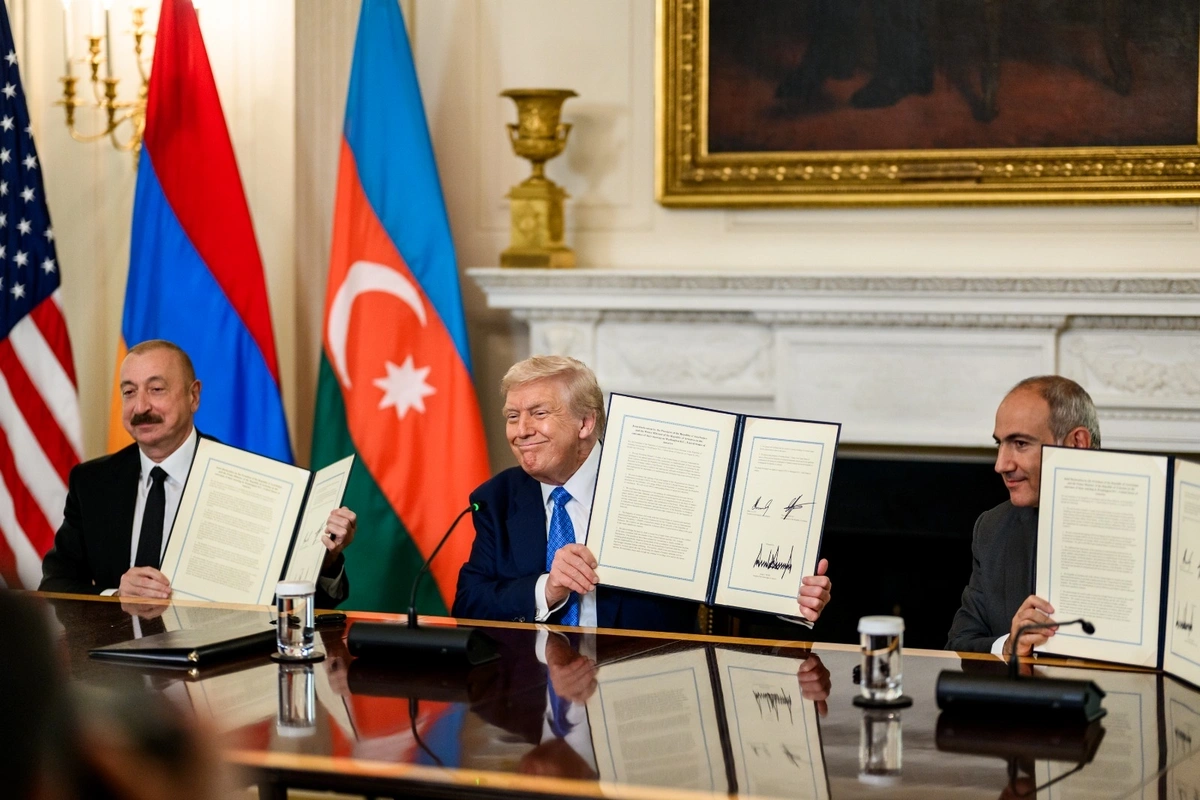 Фото исторического документа, подписанного Алиевым, Трампом и Пашиняном в Вашингтоне