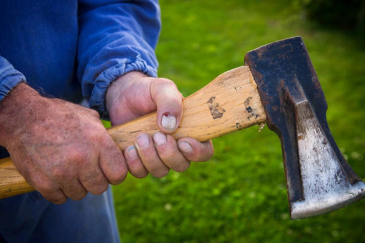 Bakıda balta ilə arvadını öldürən kişi özünü asdı