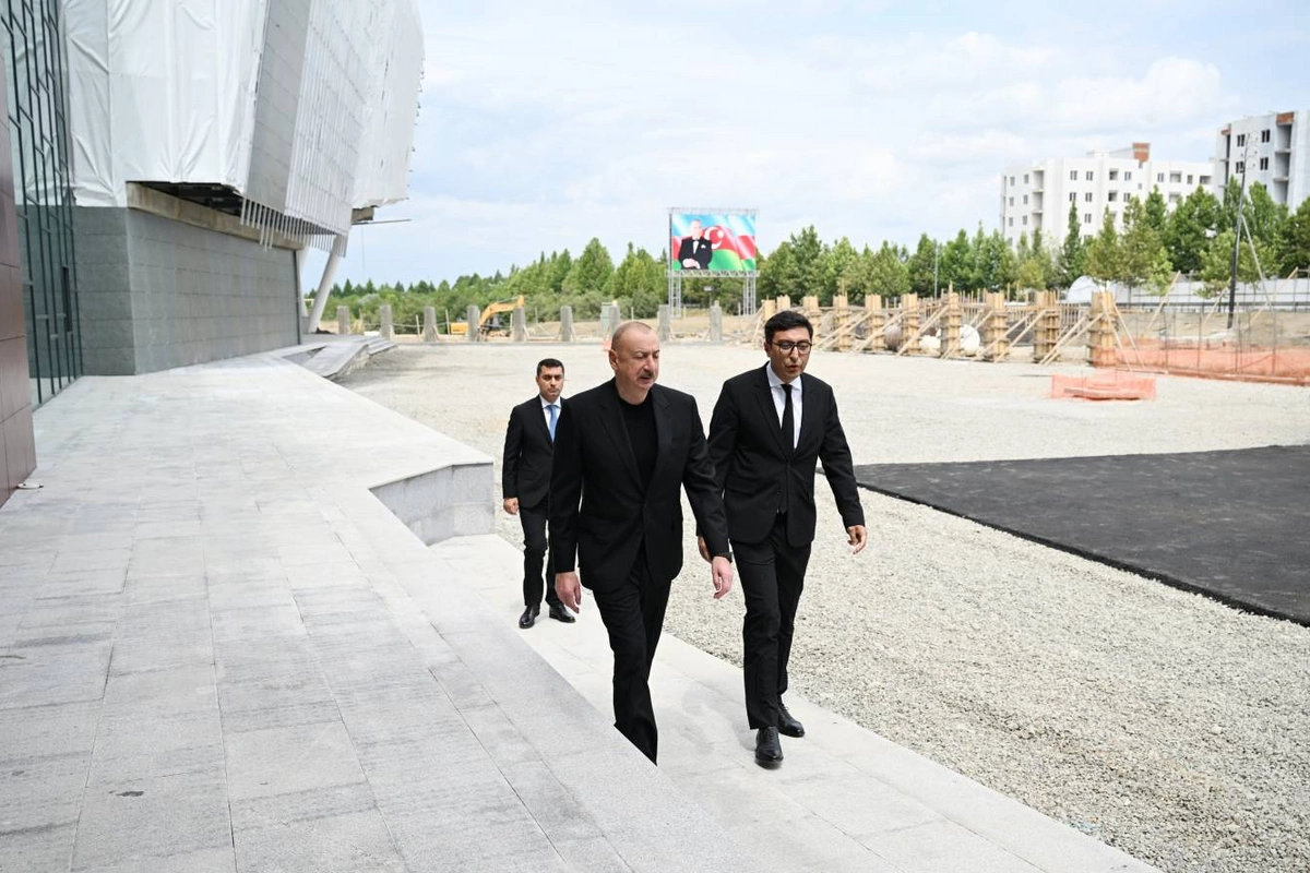 İlham Əliyev Yevlax Olimpiya İdman Kompleksində görülmüş işlərlə tanış olub İlham Əliyev Yevlax Olimpiya İdman Kompleksində görülmüş işlərlə tanış olub