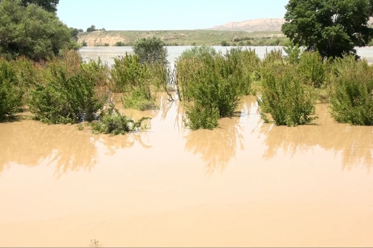 В Агджабединском районе прорвало плотину на реке Кура