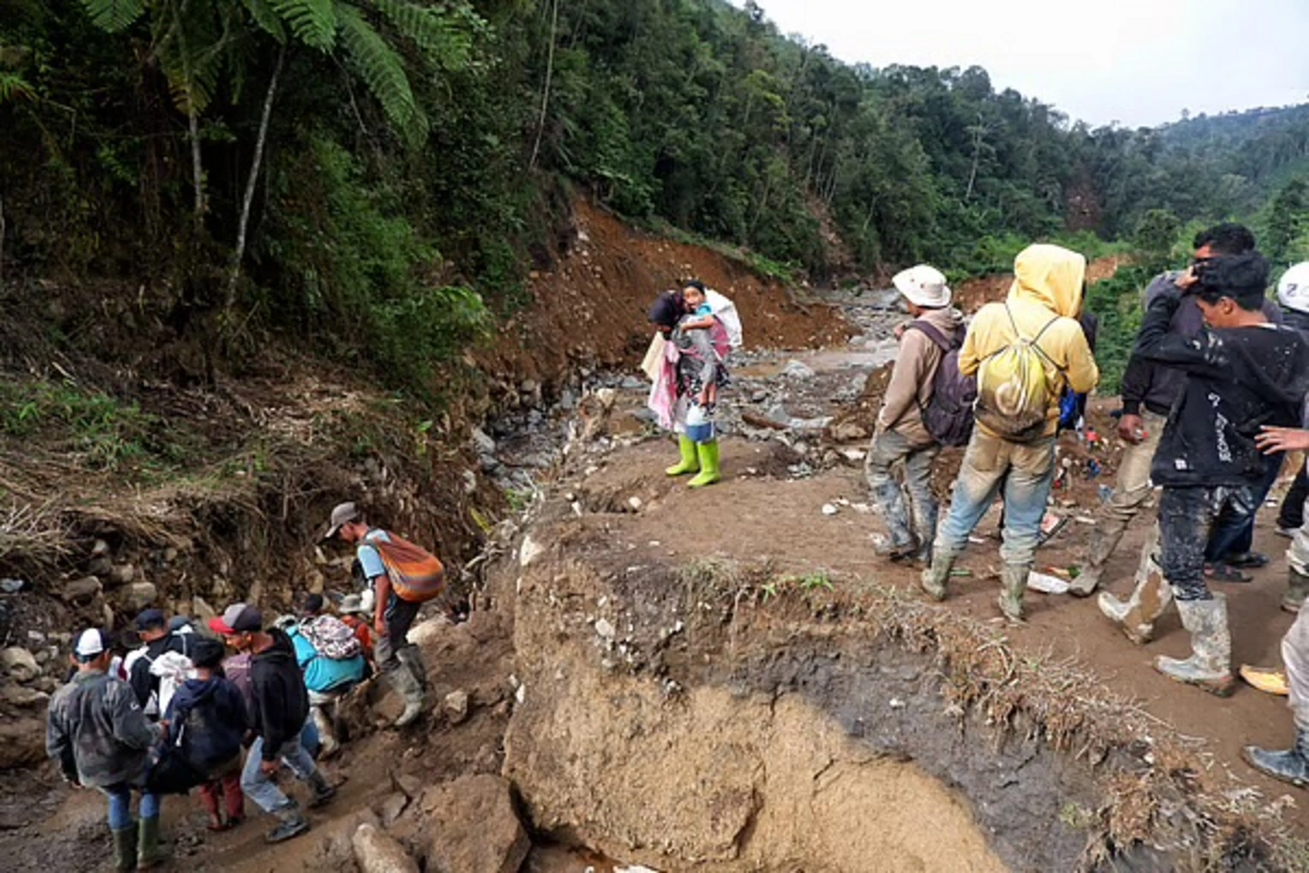 İndoneziyada torpaq sürüşməsi - 7 nəfər ölüb, 80-dən çox insan itkin düşüb