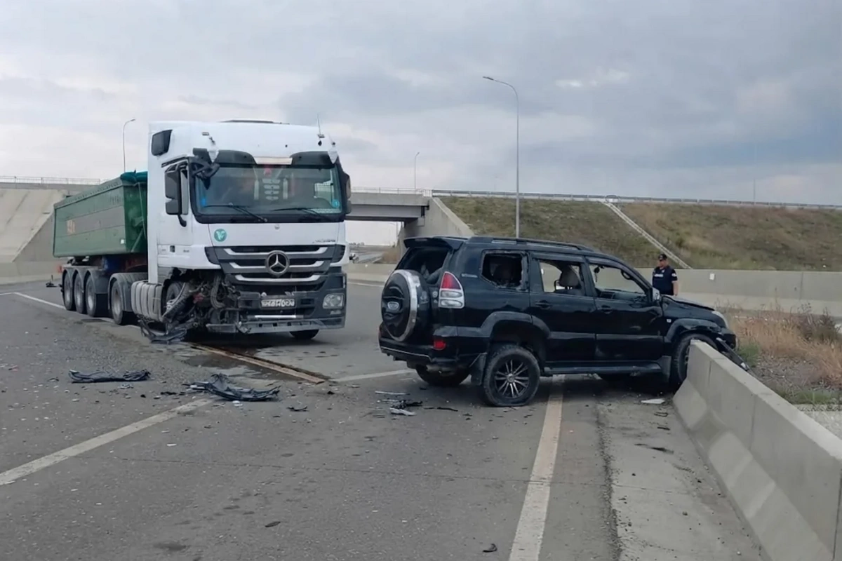 Ağdamda minik və yük avtomobilləri toqquşub, xəsarət alanlar var