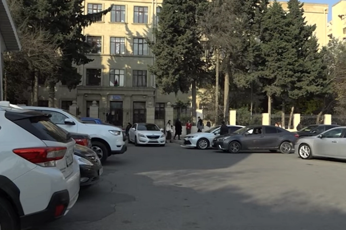 Учителя бакинской школы жалуются на парковку: Пока мы сидим на уроках, приходят штрафы