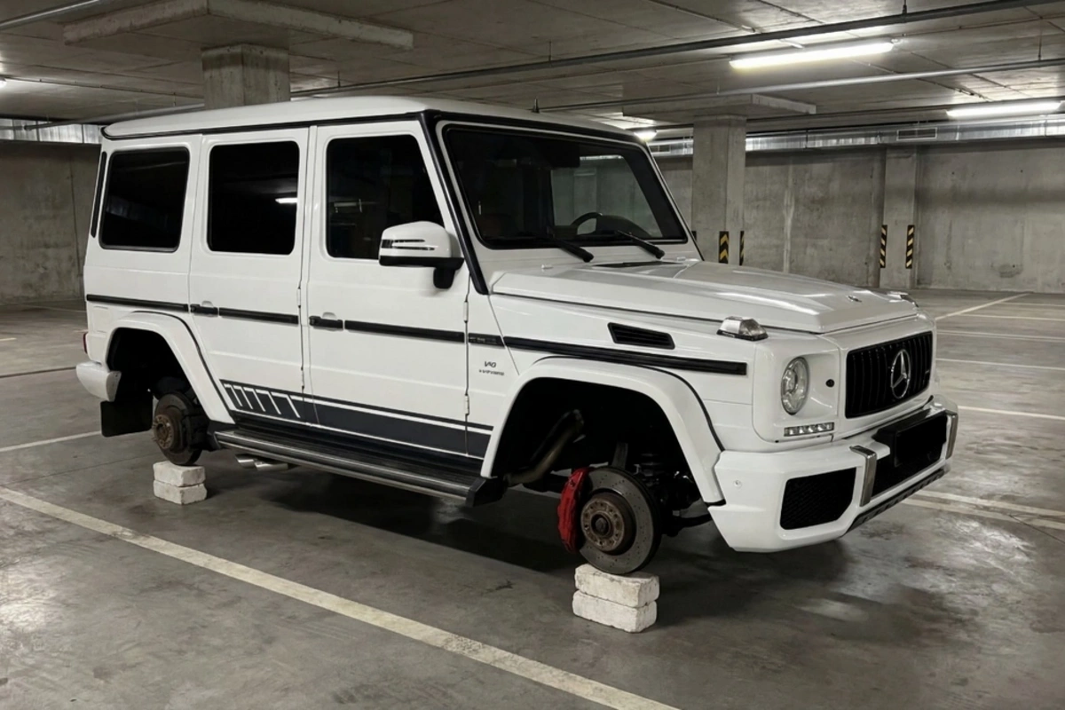 Gelandewagenin 10 min manatlıq təkərlərini oğurlayan şəxslər saxlanılıb