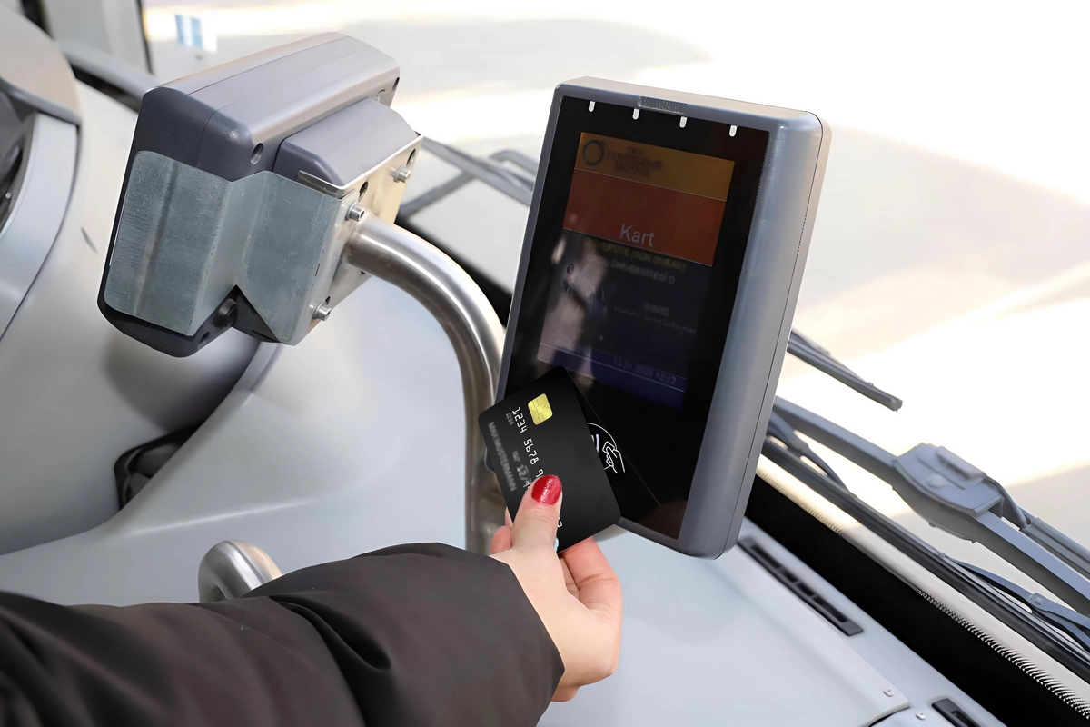 Avtobuslarda bank kartı ilə ödəniş funksiyası istifadəyə veriləcək - RƏSMİ