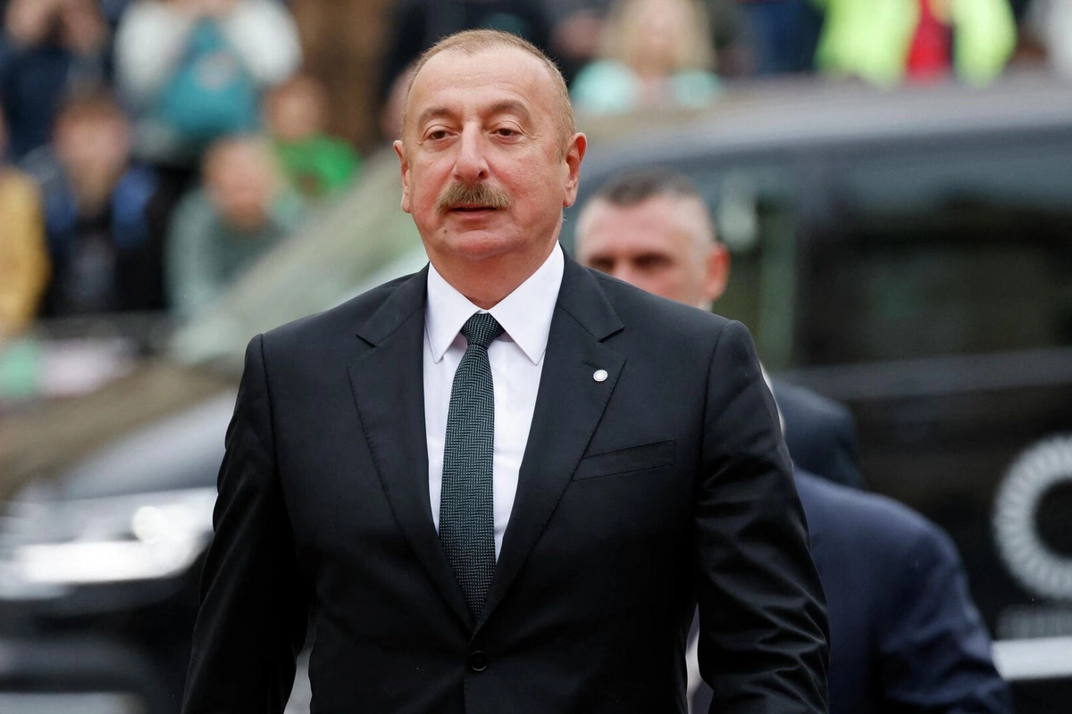 İlham Əliyev Azərbaycana dövlət səfərinə gələn To Lamı qarşılayıb