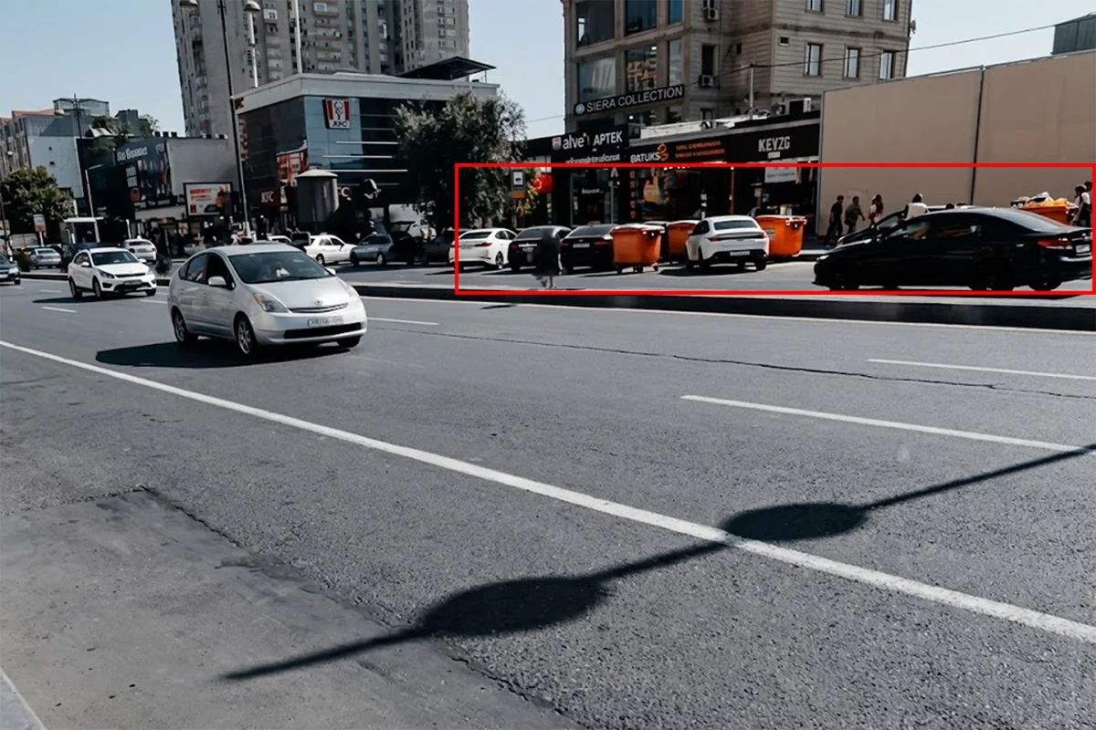 Yasamalda zibil konteynerləri avtobus zolağına düzülüb