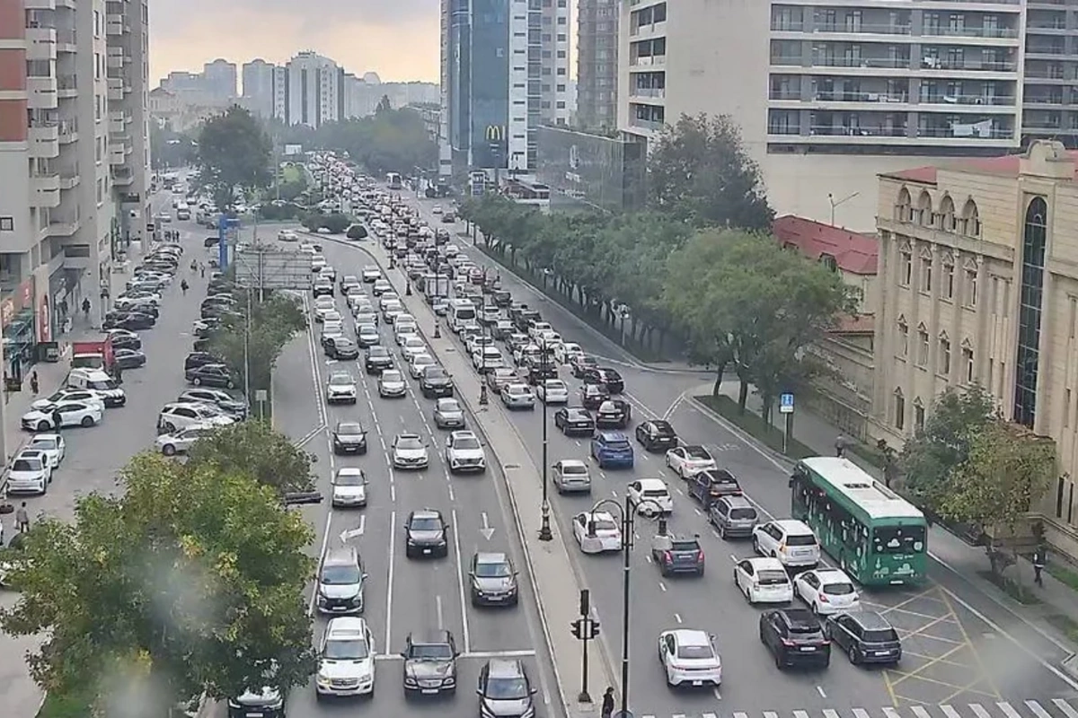 Bakının bir çox yollarında tıxac yaranıb