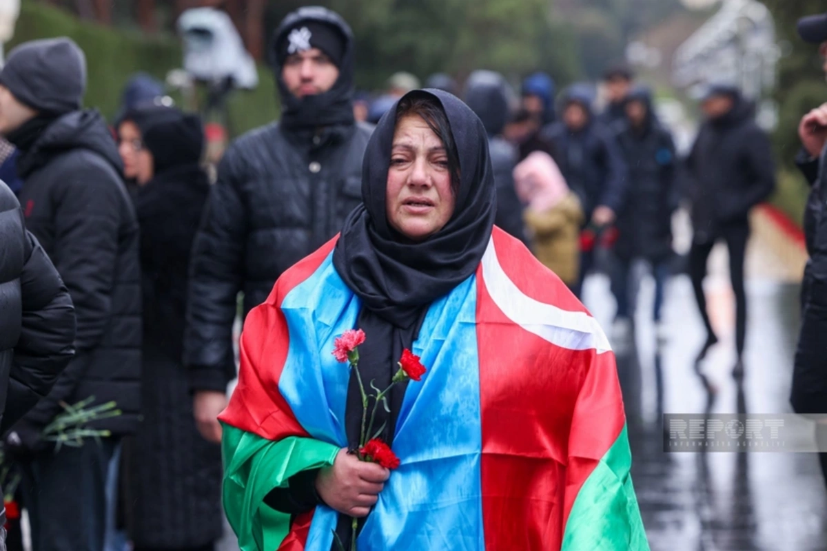 Şəhidlər xiyabanına xalq ziyarəti axşam saatlarında da davam edir