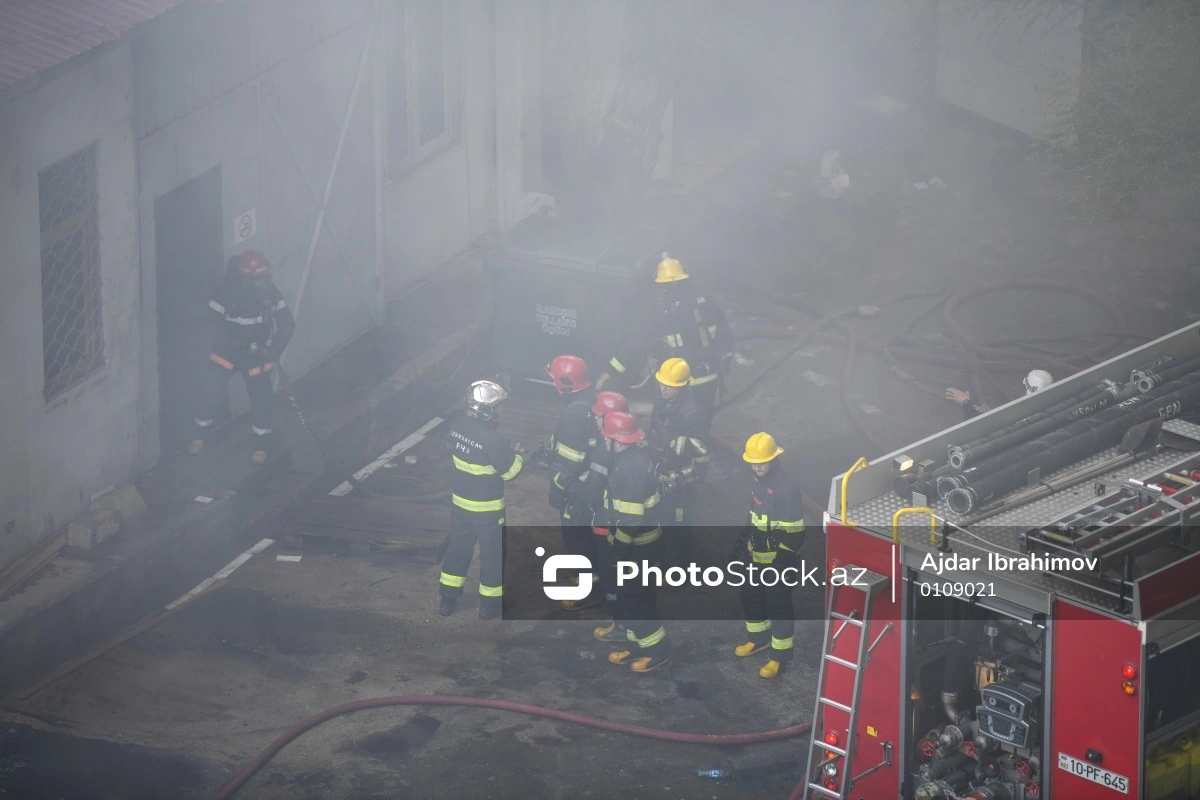 Bakıda təmir sexi avtomobillə birlikdə yandı - Hadisə yerindən GÖRÜNTÜLƏR