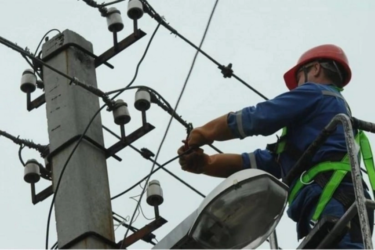 Novxanı yolunda faciə - Azərişıqın əməkdaşı elektrik dirəyində öldü