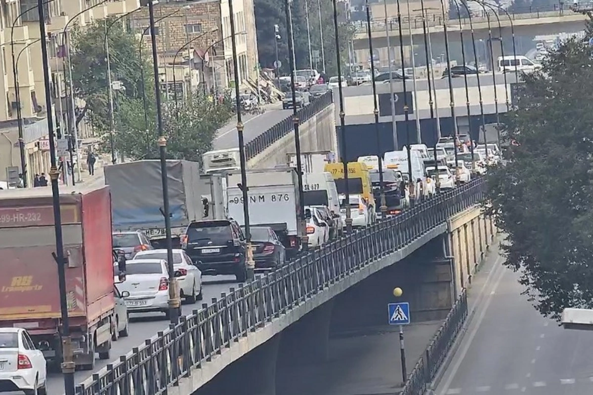 Bakıda yol qəzası olub, sıxlıq yaranıb Bakıda yol qəzası olub, sıxlıq yaranıb