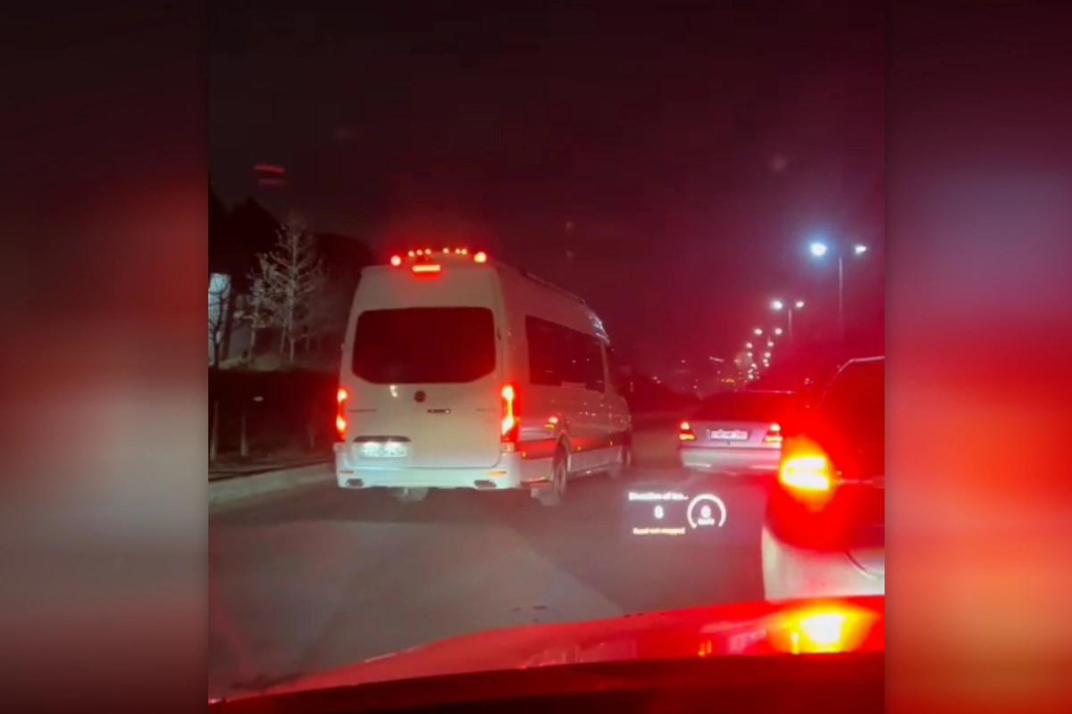 Bakıda məktəbliləri daşıyan avtobus əks yola çıxaraq təhlükə yaratdı