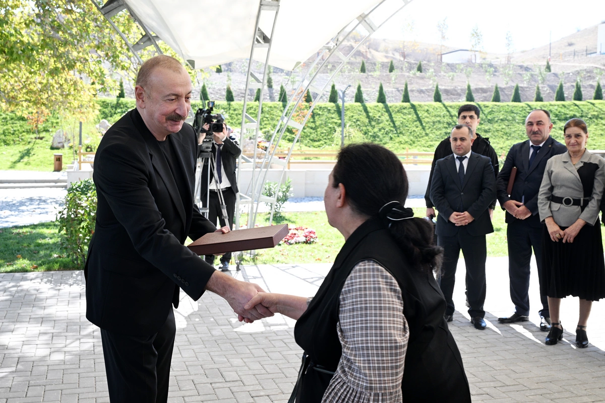 İlham Əliyev Cəbrayıl rayonunun Horovlu kəndinin sakinlərinə mənzillərin açarlarını təqdim edib İlham Əliyev Cəbrayıl rayonunun Horovlu kəndinin sakinlərinə mənzillərin açarlarını təqdim edib