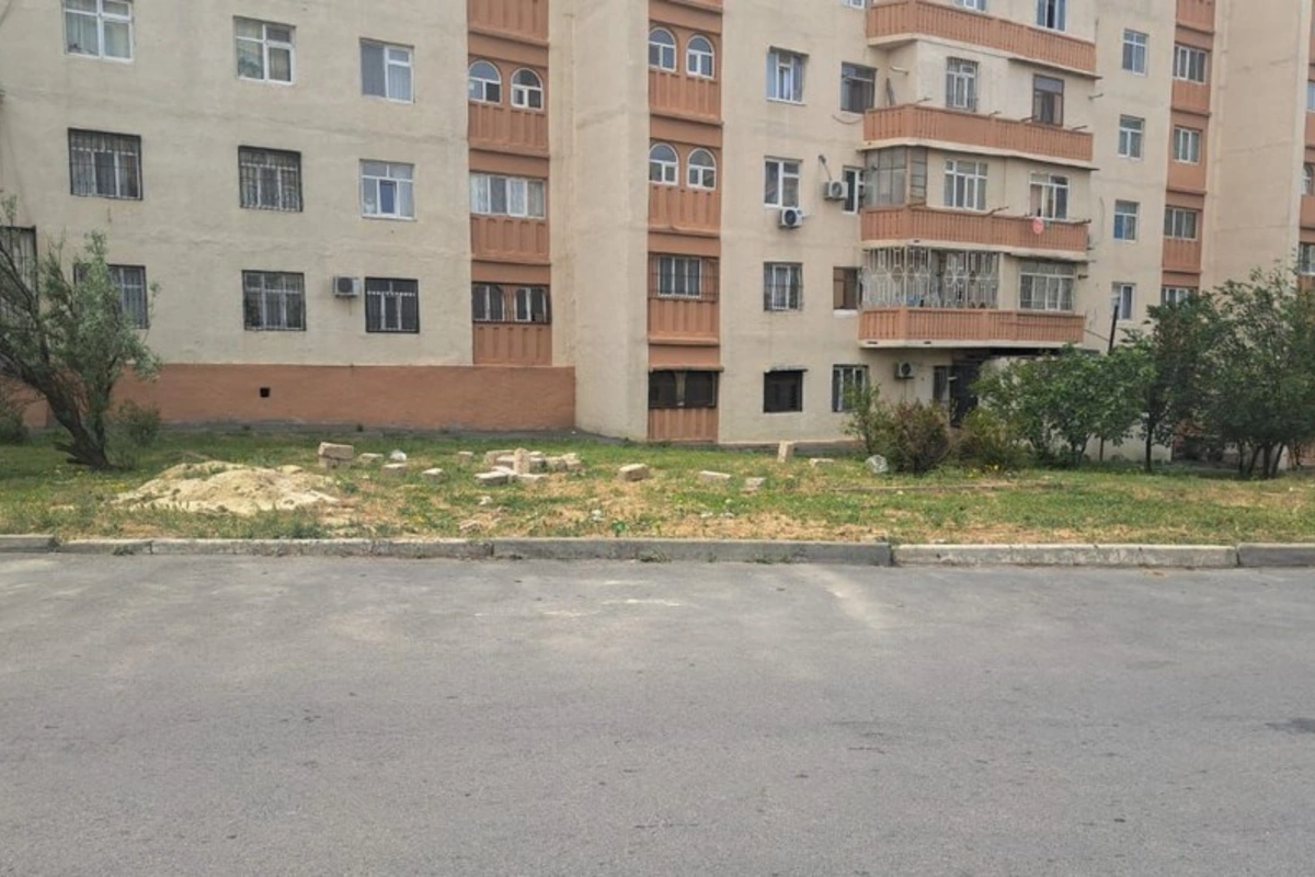 Bakının Yeni Günəşli qəsəbəsində qanunsuz yerləşdirilmiş köşk sökülüb