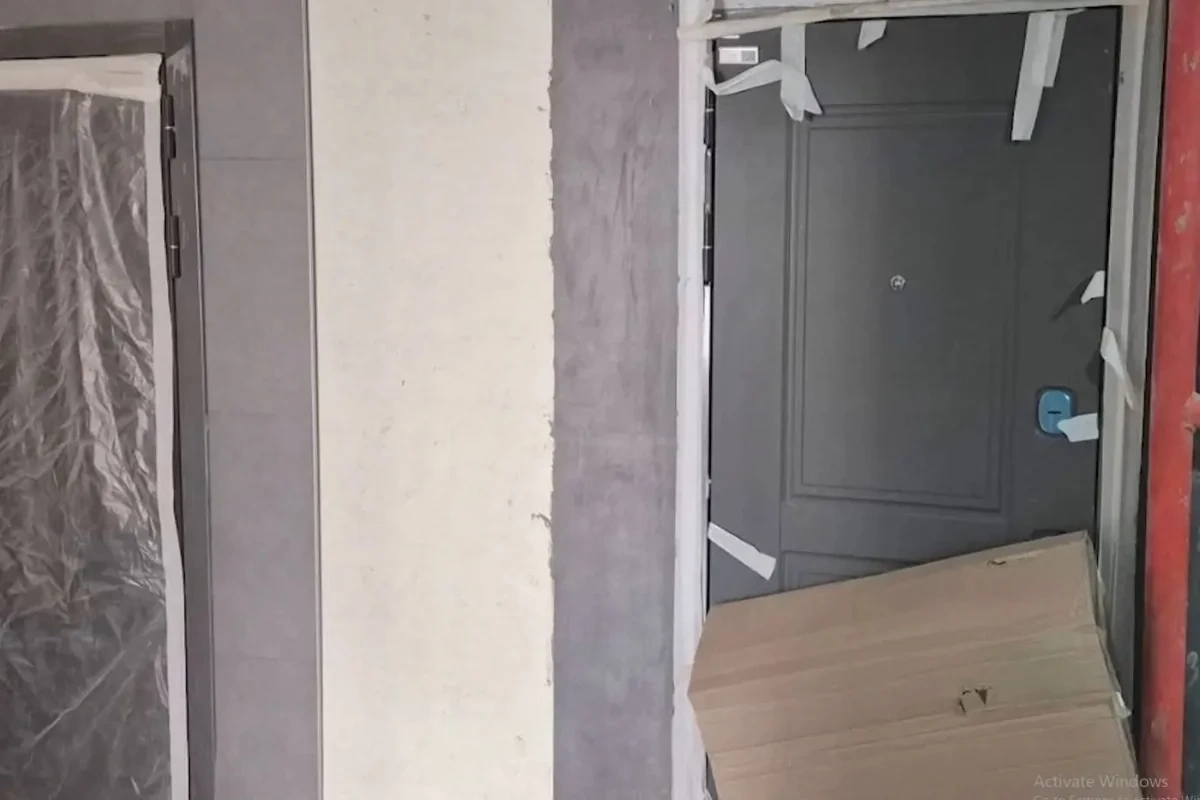 Bakıda yaşayış kompleksində ikinci qapının açılması üçün binanın əsas divarı dağıdıldı