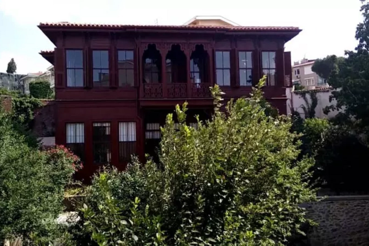 Yaprak Dökümünün çəkildiyi malikanə ofis oldu Yaprak Dökümünün çəkildiyi malikanə ofis oldu