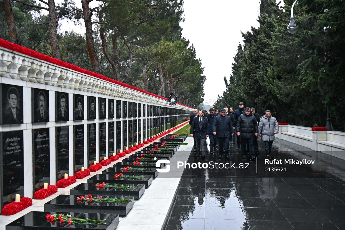 Azərbaycan xalqı 20 Yanvar şəhidlərinin məzarlarını ziyarət edir