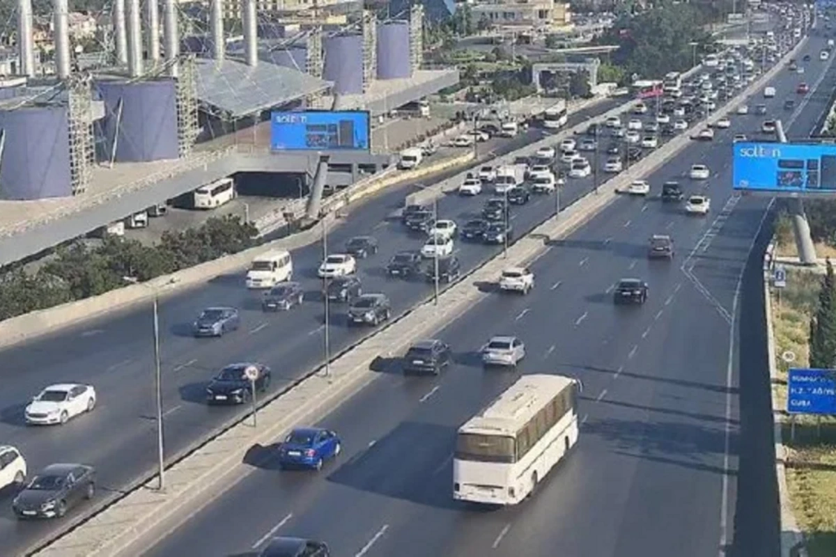 Bakının bəzi yollarında nəqliyyatın sıxlığı müşahidə olunur