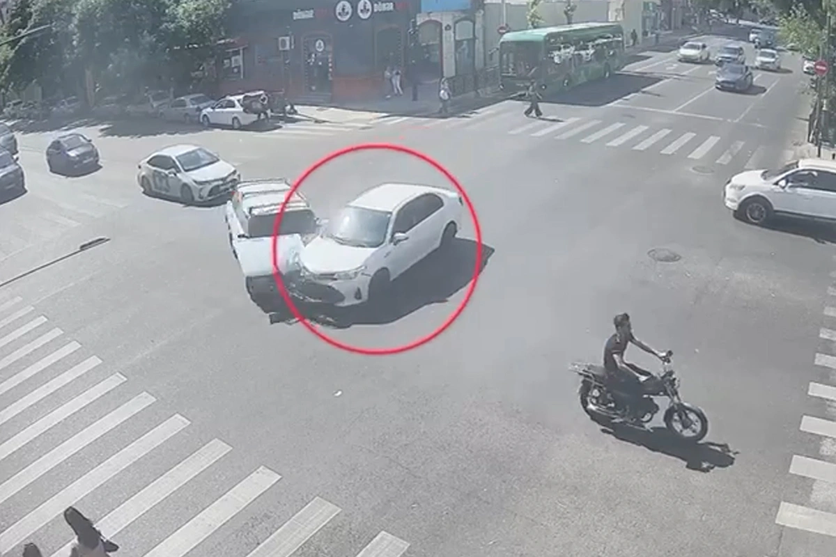 Bakıda qırmızıda keçən sürücü dəhşətli qəza törətdi - ANBAAN VİDEO Bakıda qırmızıda keçən sürücü dəhşətli qəza törətdi - ANBAAN VİDEO