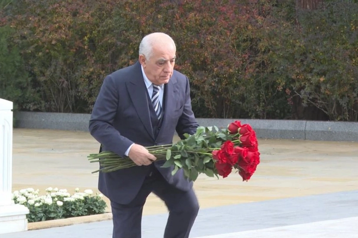 Ali Asadov visited the grave of Heydar Aliyev