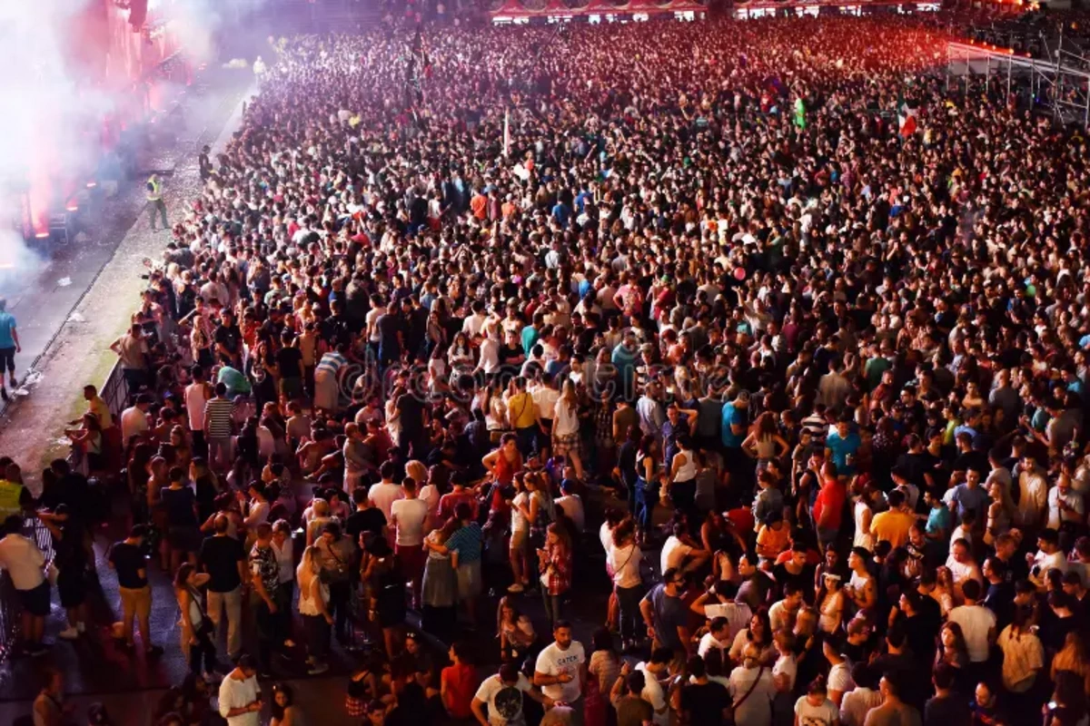 Konsertdə yıxılan kişi öldü Konsertdə yıxılan kişi öldü