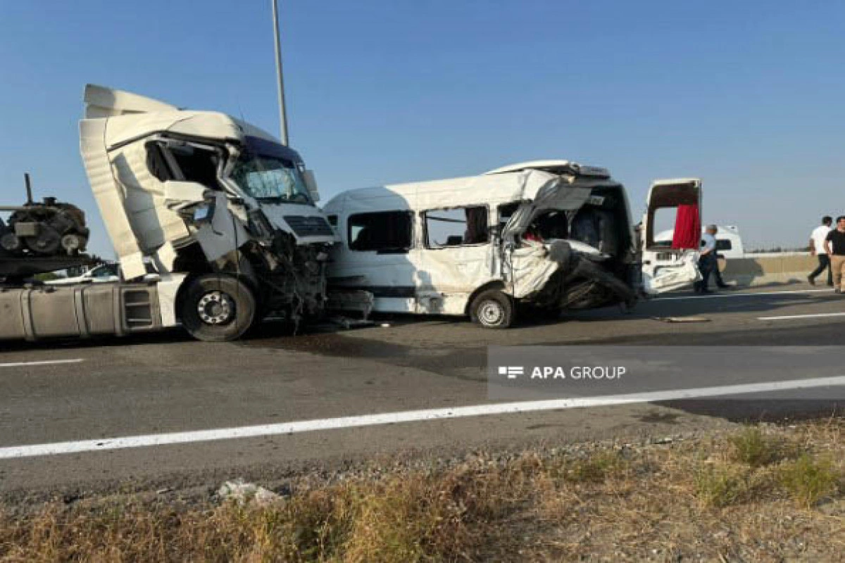 Şəmkirdə mikroavtobus yük avtomobili ilə toqquşub Şəmkirdə mikroavtobus yük avtomobili ilə toqquşub