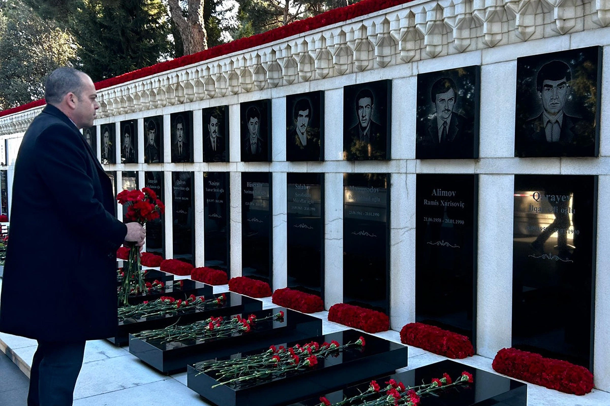 İsrailin Azərbaycandakı yeni səfiri Şəhidlər Xiyabanını və Albert Araqunovun məzarını ziyarət edib