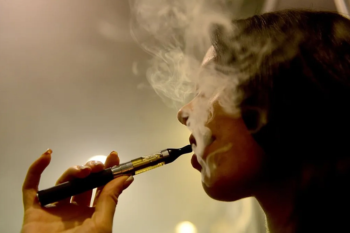 Deputat: Qadınlarımızın elektron siqaretdən istifadə etməsi bizi düşündürür