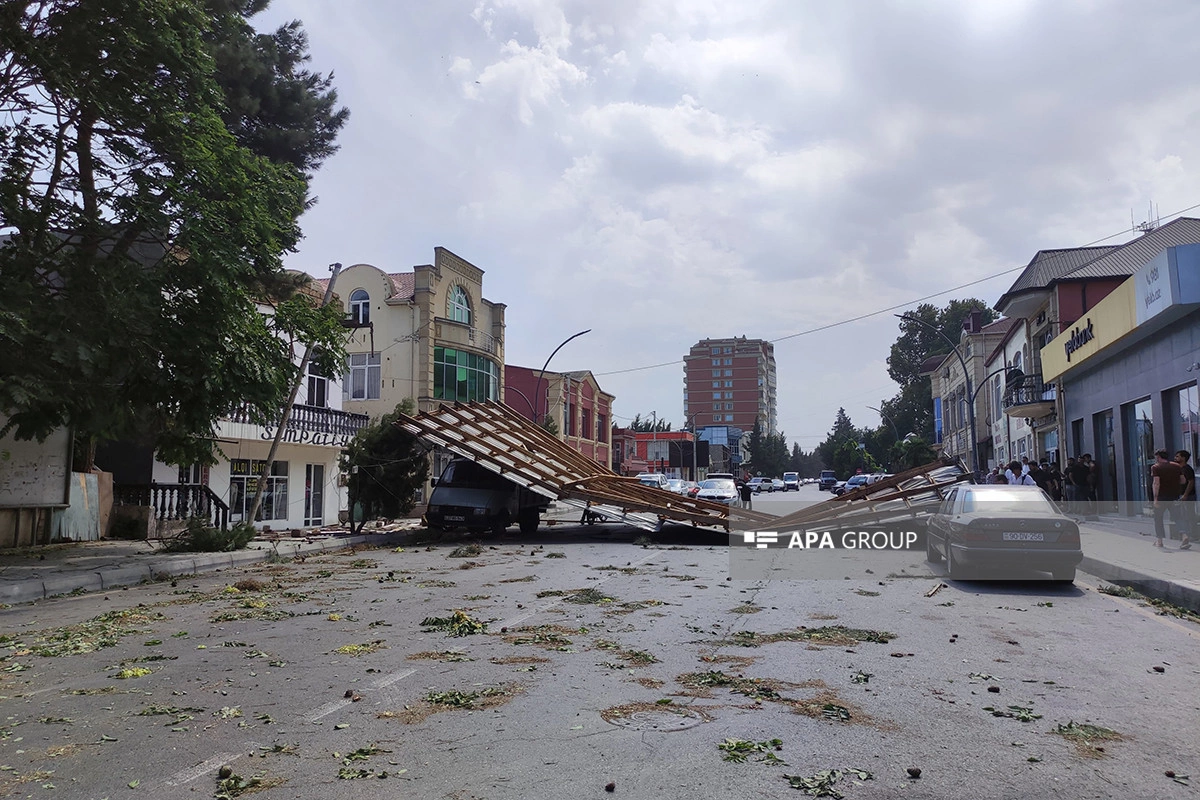 Xaçmazda külək dam örtüyünü avtomobillərin üzərinə aşırıb Xaçmazda külək dam örtüyünü avtomobillərin üzərinə aşırıb