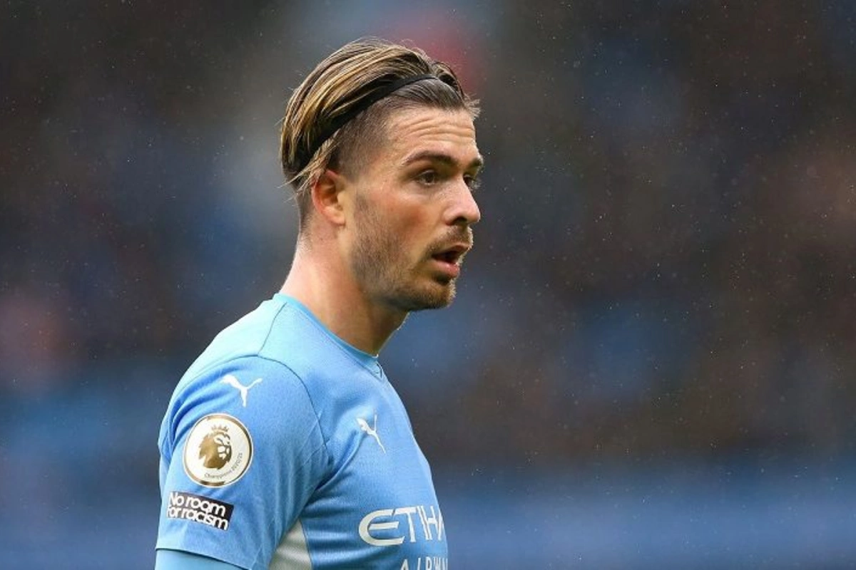 İngiltərə millisinin futbolçusu sərxoş halda barda yuxuya gedib