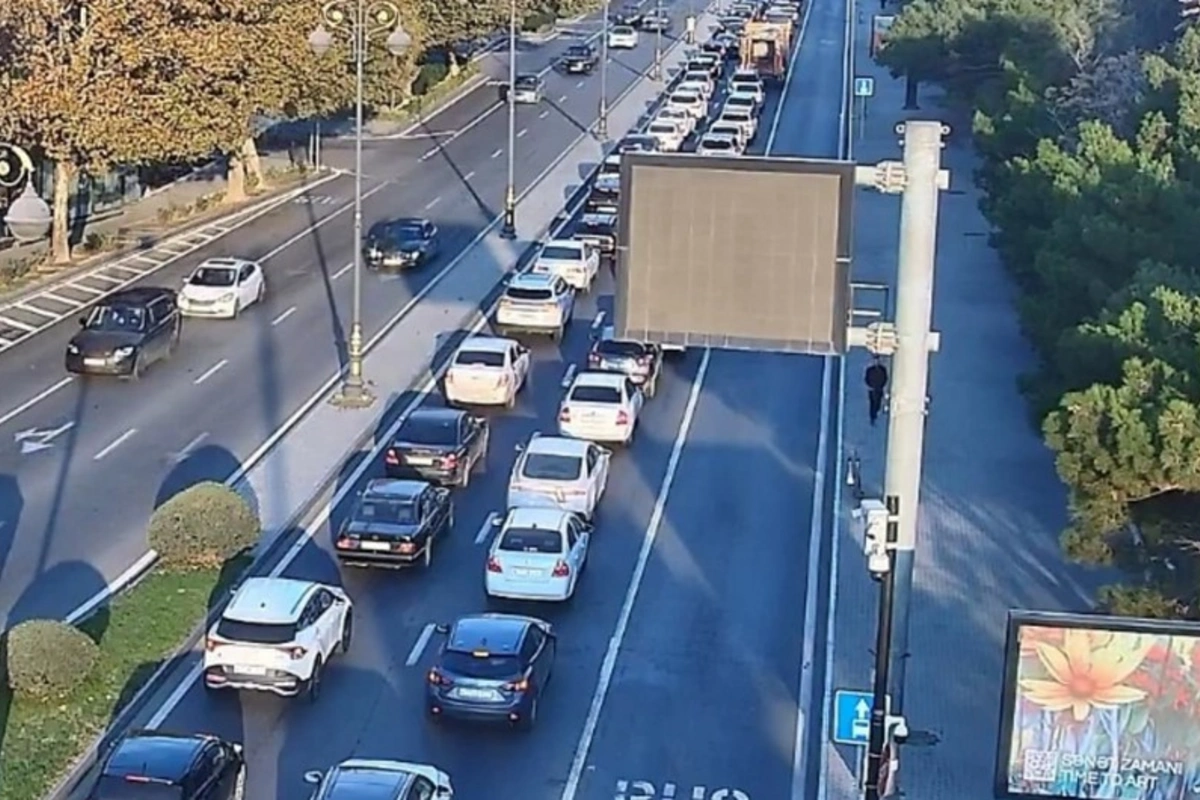 Bakının bir sıra yollarında tıxac var Bakının bir sıra yollarında tıxac var