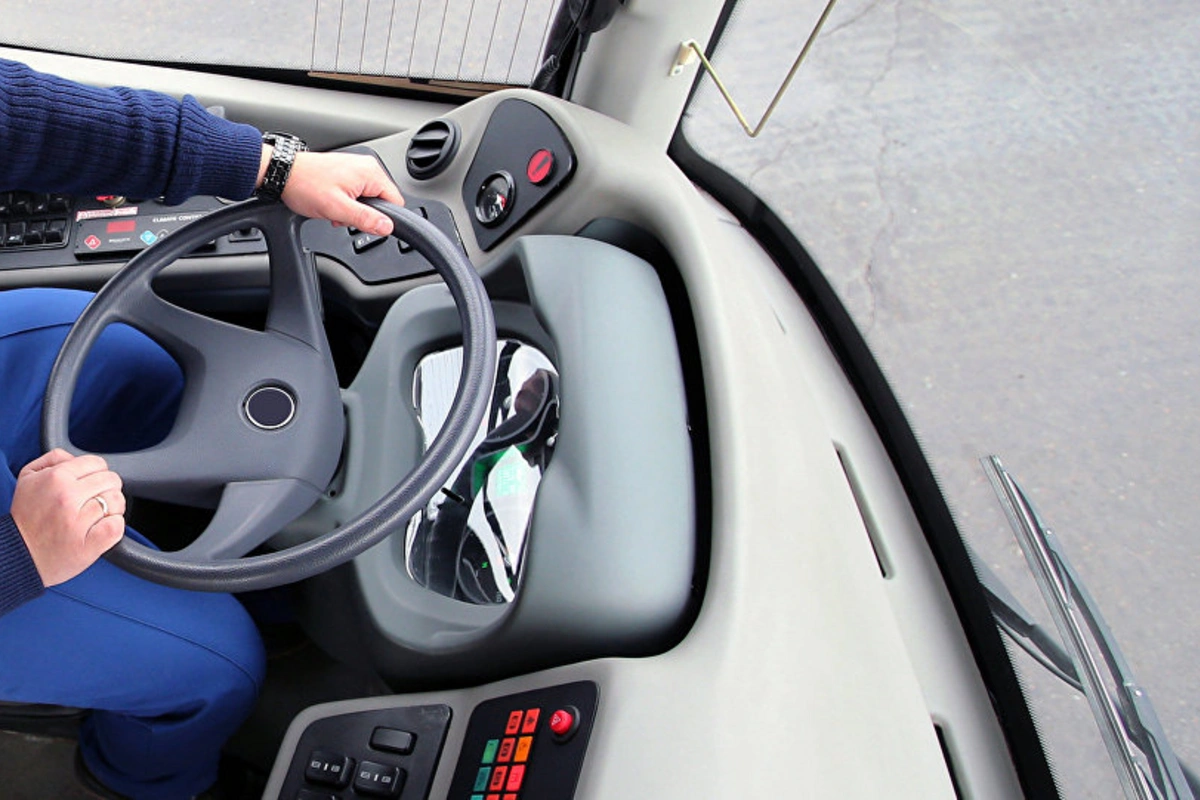 Avtobus sürücüsü sükan arxasında öldü