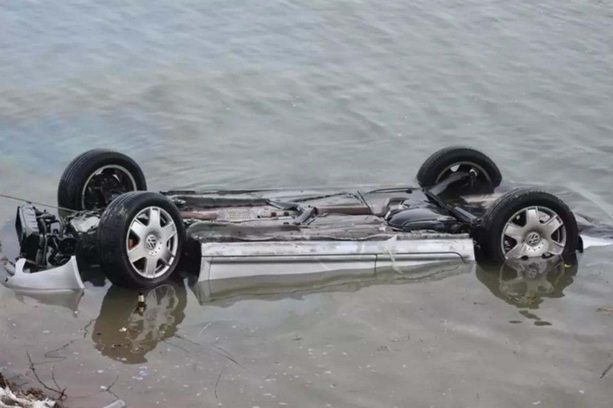 Azərbaycanda DƏHŞƏT: Lexsus kanala aşıb, 5 nəfər boğularaq ölüb