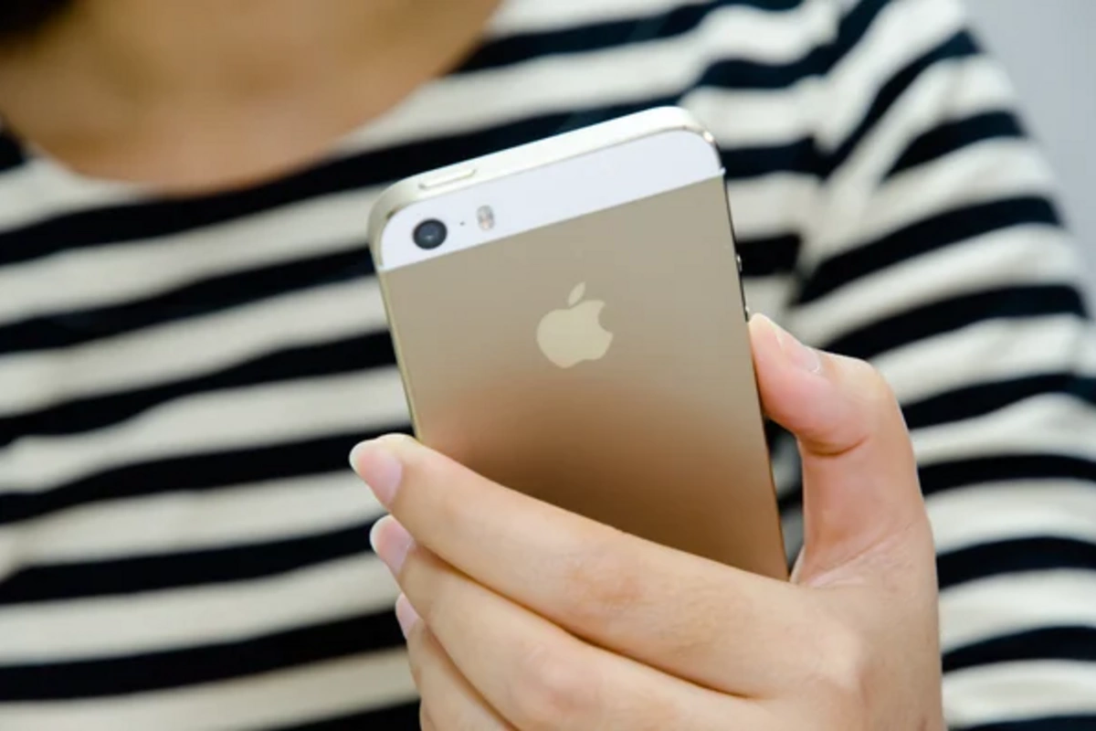 Для iPhone выпустили чехол-шлепанцы Для iPhone выпустили чехол-шлепанцы