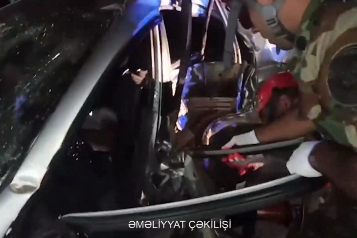 Xaçmazda sürücü qəzaya uğrayan avtomobildə sıxılı qalıb