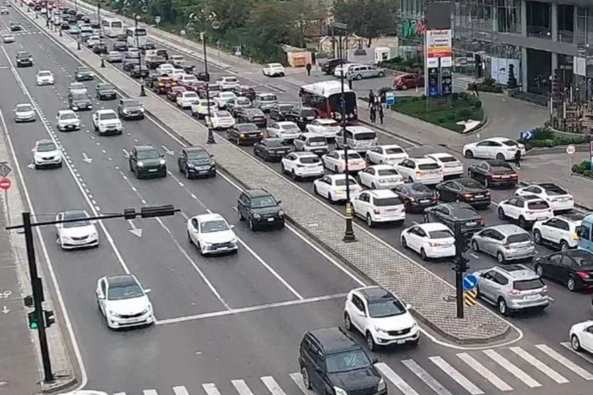 Bakıda 18 istiqamətdə nəqliyyatın sıxlığı yaranıb