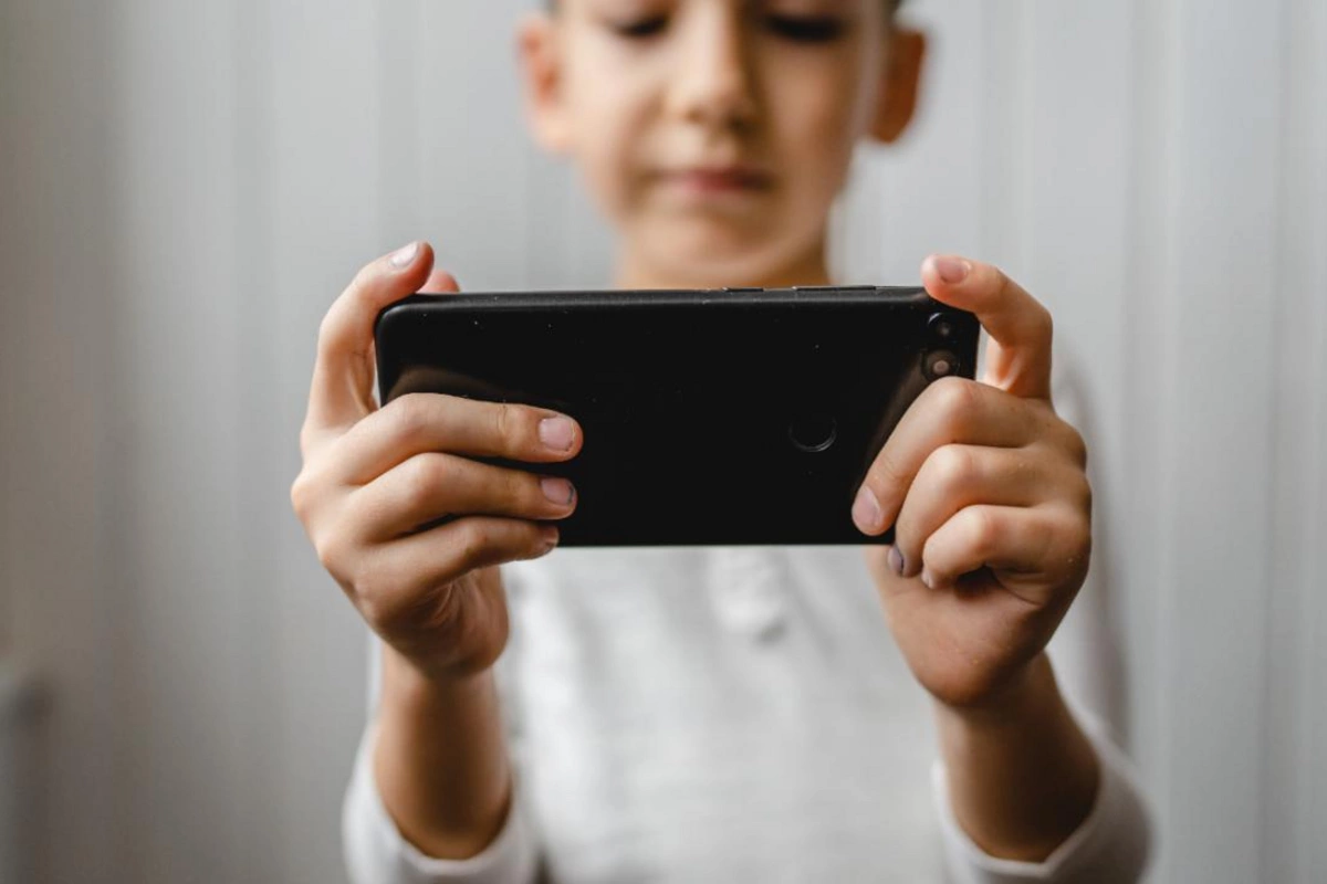 İngiltərədə məktəblərdə telefon istifadəsi qadağan ediləcək