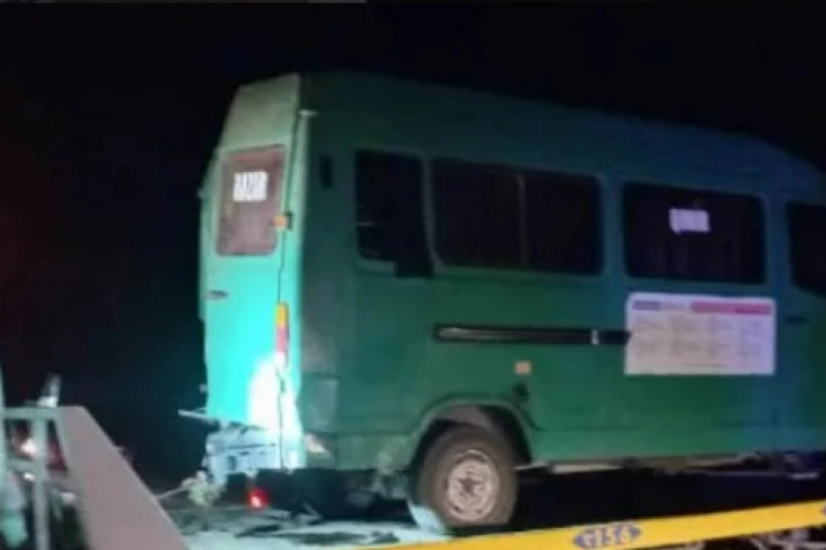 Toydan sərnişin gətirən avtobus mikroavtobusla toqquşdu