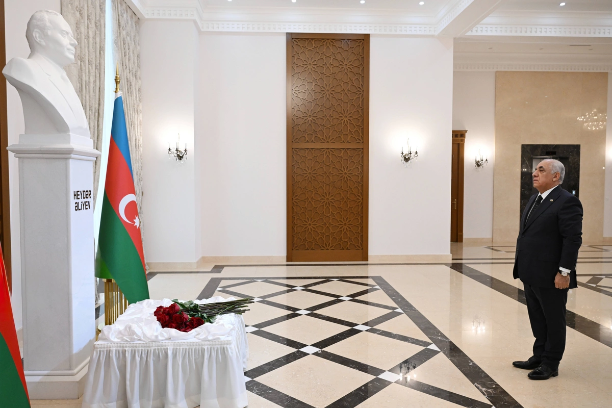 Əli Əsədov Türkmənistanda Heydər Əliyevin xatirəsini yad edib