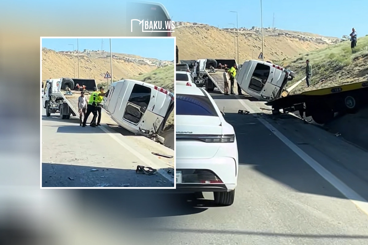 Bakı Dairəvi Yolunda ağır qəza: Evakuator daşıdığı mikroavtobusla birgə aşdı