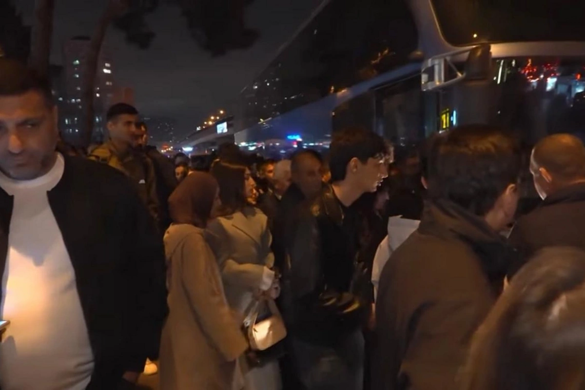 Gör, qadınlar nə əziyyət çəkirlər! - Avtobus zolaqları tıxac yaradır?