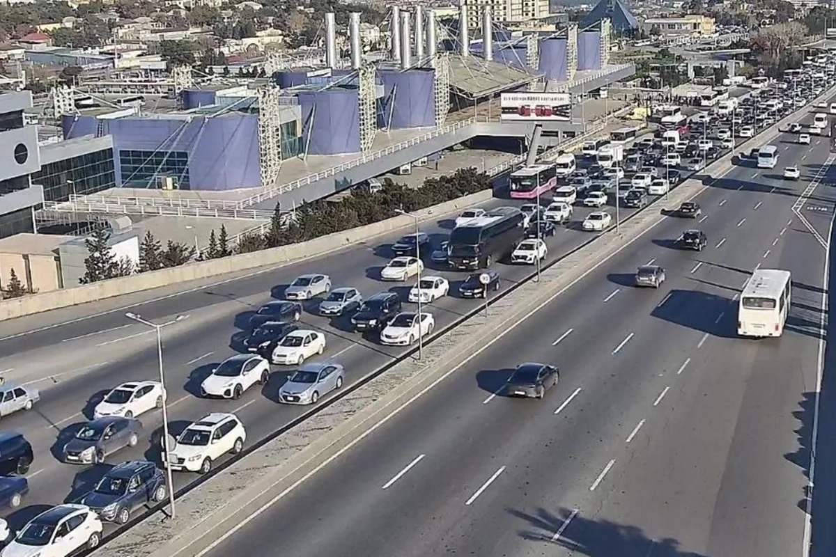 Bakının bir sıra yollarında tıxac yaranıb
