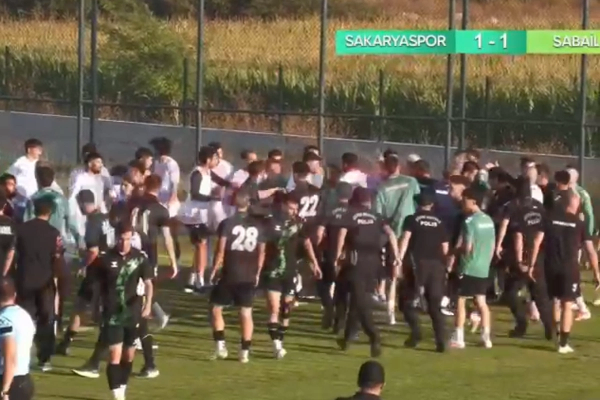 Azərbaycan və Türkiyə klublarının futbolçuları arasında KÜTLƏVİ DAVA - ANBAAN VİDEO