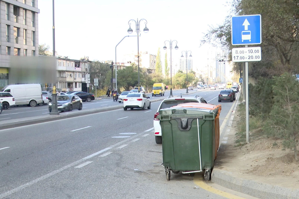 Коммунальный бунт в Баку: мусорные баки захватили автобусную полосу