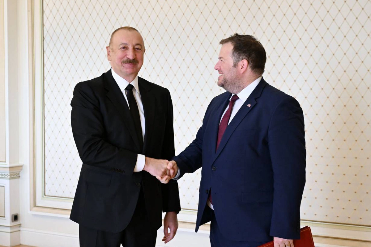 Prezident İlham Əliyev Böyük Britaniya və Şimali İrlandiya Birləşmiş Krallığının dövlət nazirini qəbul edib Prezident İlham Əliyev Böyük Britaniya və Şimali İrlandiya Birləşmiş Krallığının dövlət nazirini qəbul edib