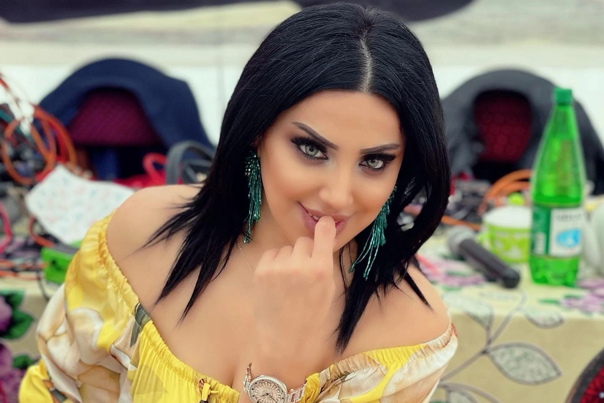 Kəmalə Günəşli mikrofonla toy sahibini təhqir edib - Ona bakal atdı Kəmalə Günəşli mikrofonla toy sahibini təhqir edib - Ona bakal atdı