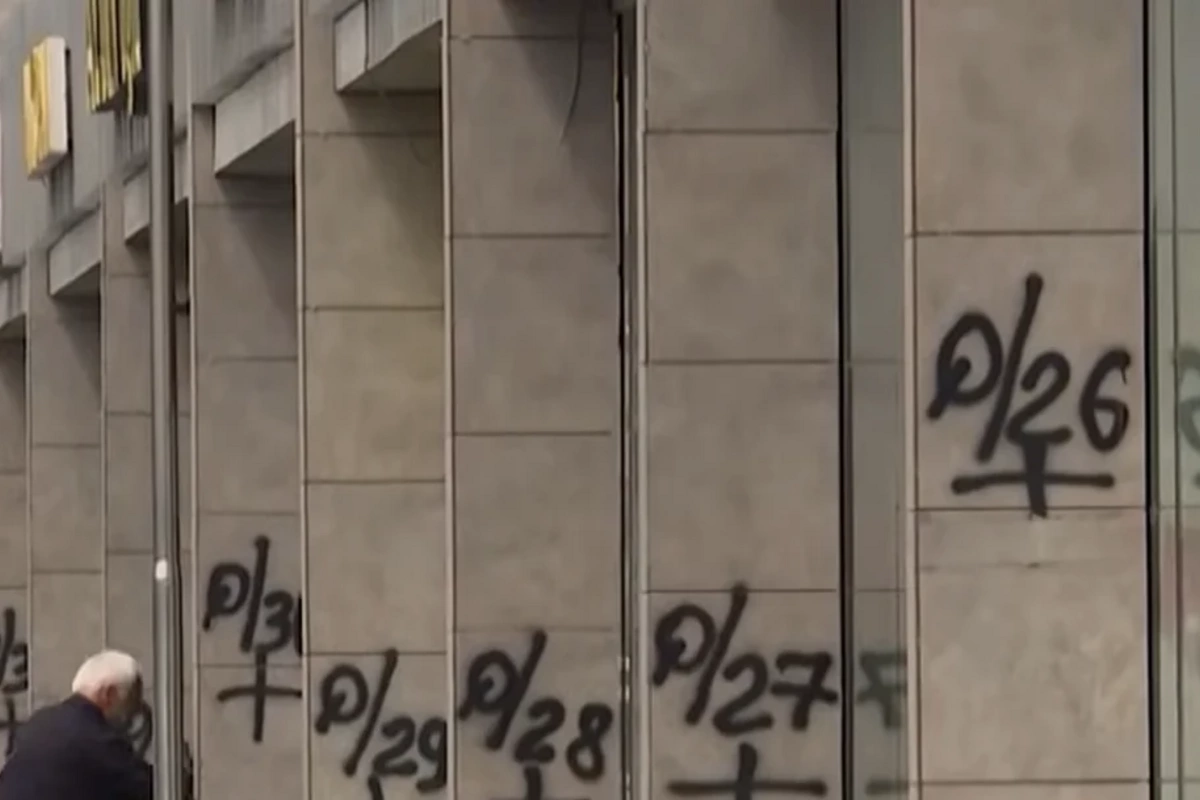 Объекты на бакинском проспекте пометили черной краской: в чем причина?