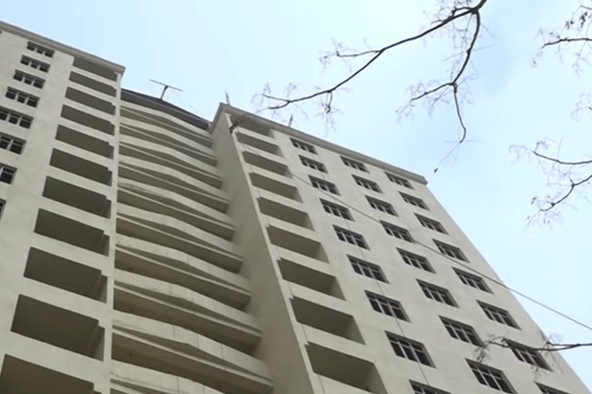 Evimizi sökdülər, 10 ildir binanı təhvil vermirlər - Sakinlər tikinti şirkətindən şikayət etdilər