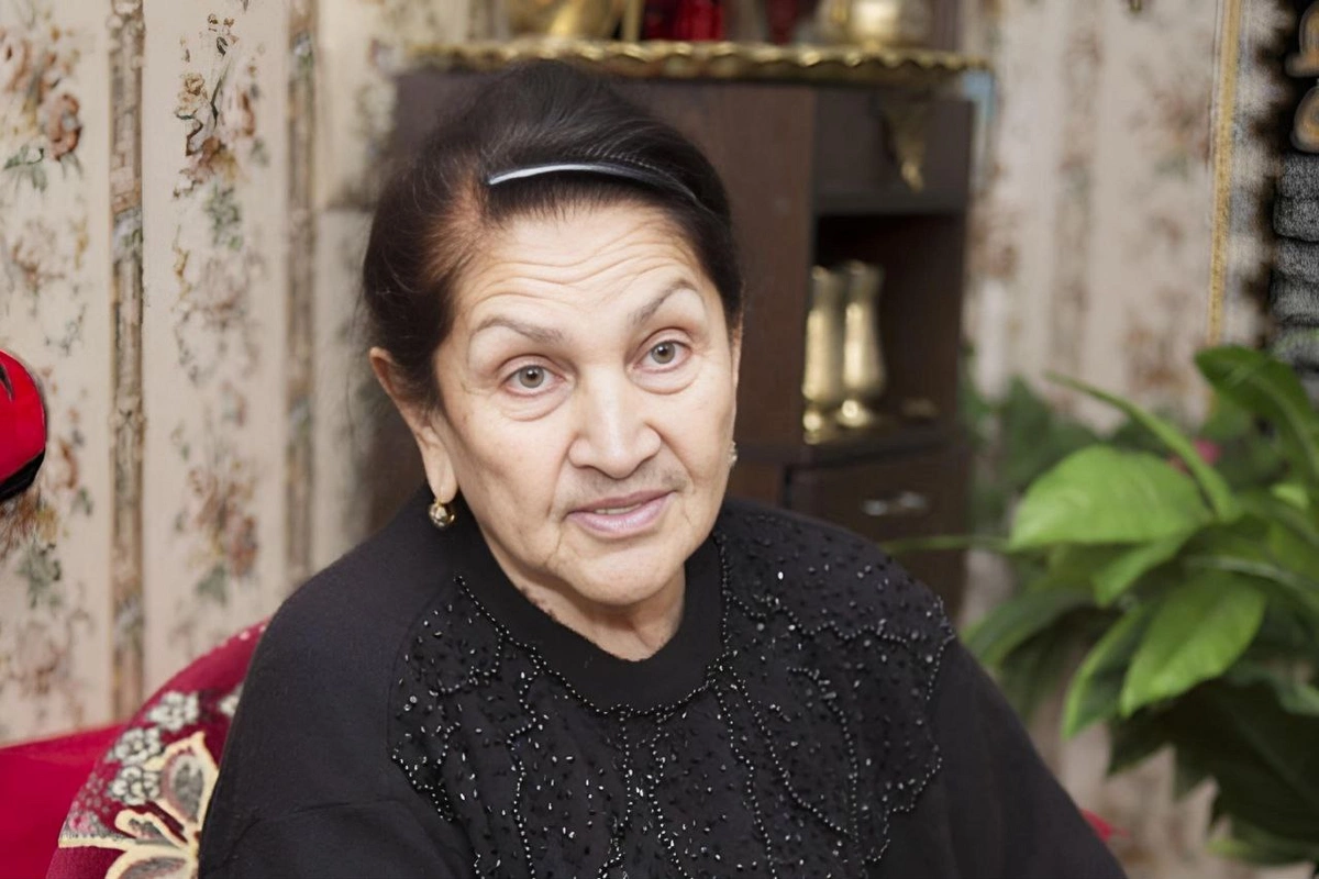 96 yaşlı Xalq artisti qızların oğlan kimi rəqs etməsinə etiraz etdi